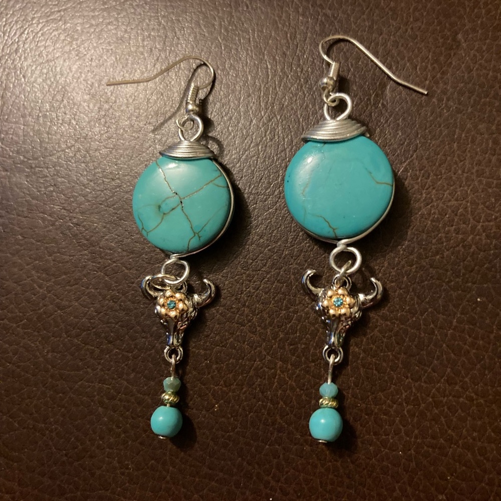 Turquoise dyed howlite & metal earrings & bracelet